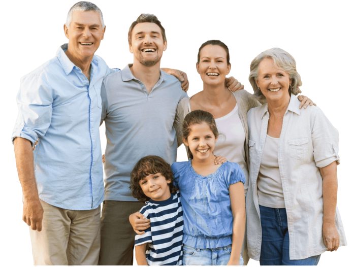 Eine fröhliche Familie mit zwei Kindern und Großeltern lachen und umarmen sich
