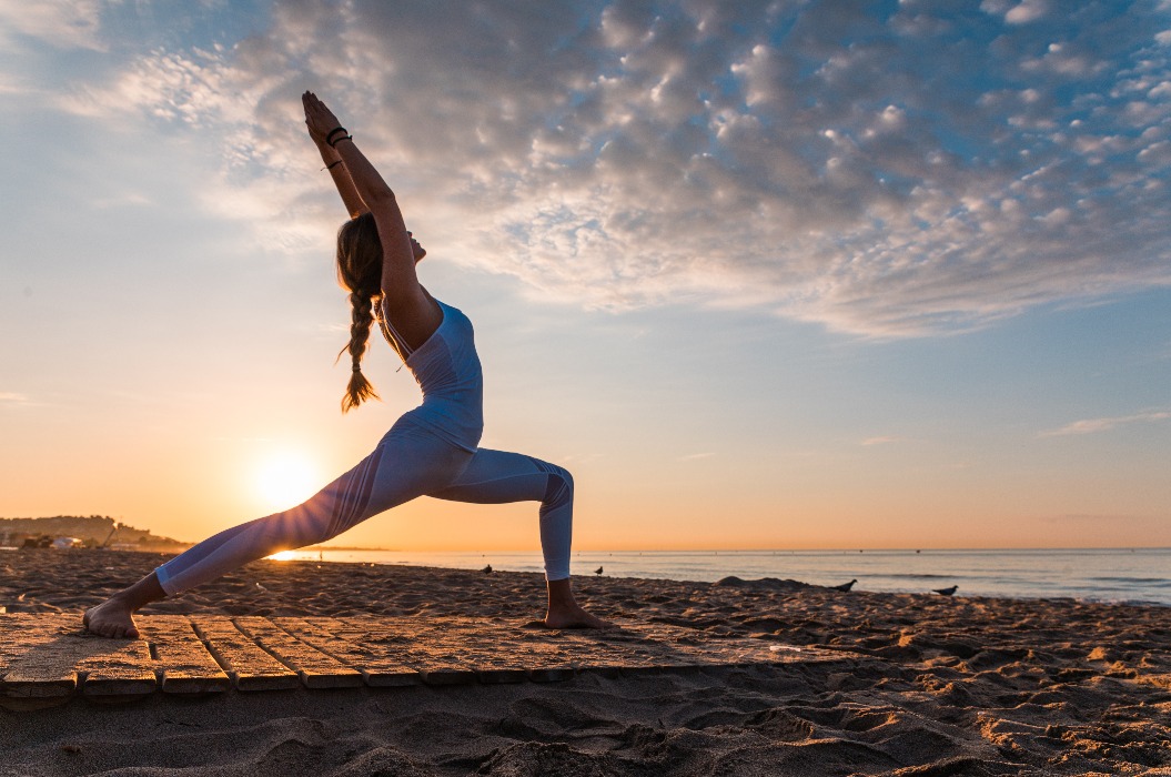 Frau beim Sport am Strand