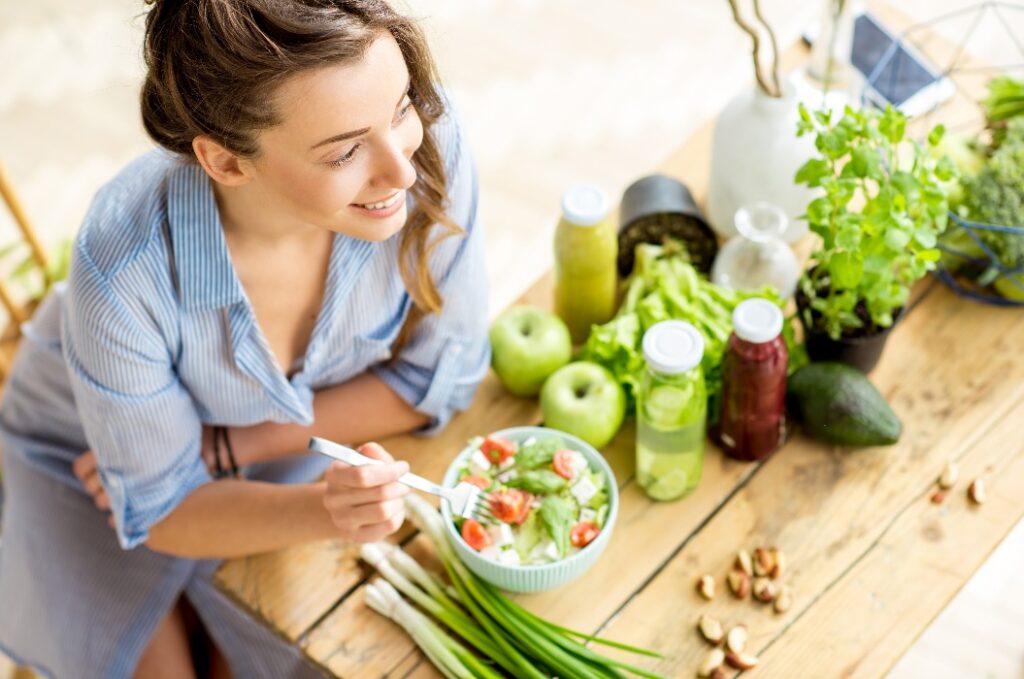 Frau, die einen gesunden Salat verzehrt