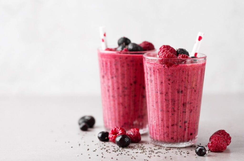 Ein gesundes, appetitliches rotes Smoothie-Dessert im Glas